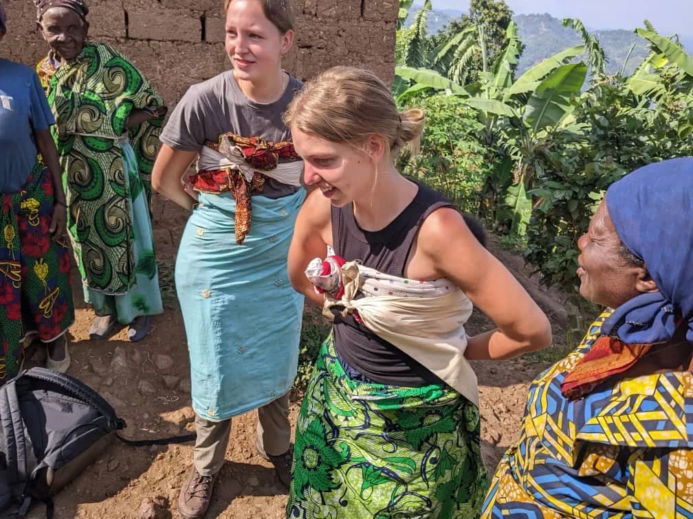 Traveler enjoying an authentic homestay experience with a local family in Rwanda, discovering traditional culture and hospitality.