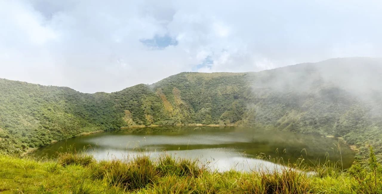 3-Day Mount Bisoke Hike & Twin Lakes Adventure